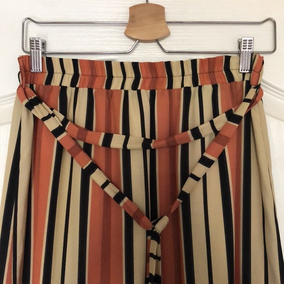 Mid length skirt - Picture 2 of 3